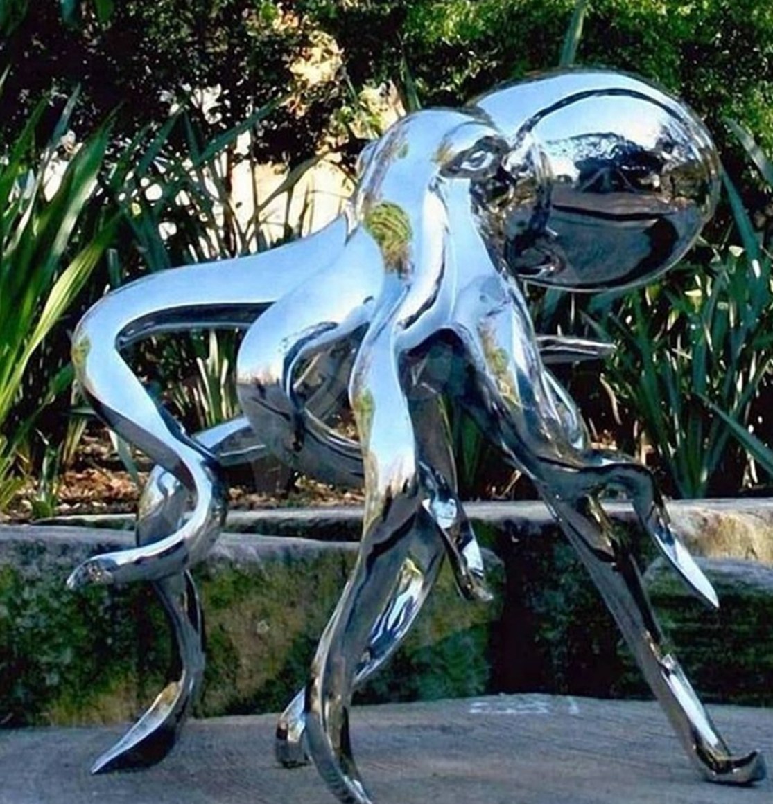 Mirrored aquatic sculptures urban art stainless steel face sculpture 1